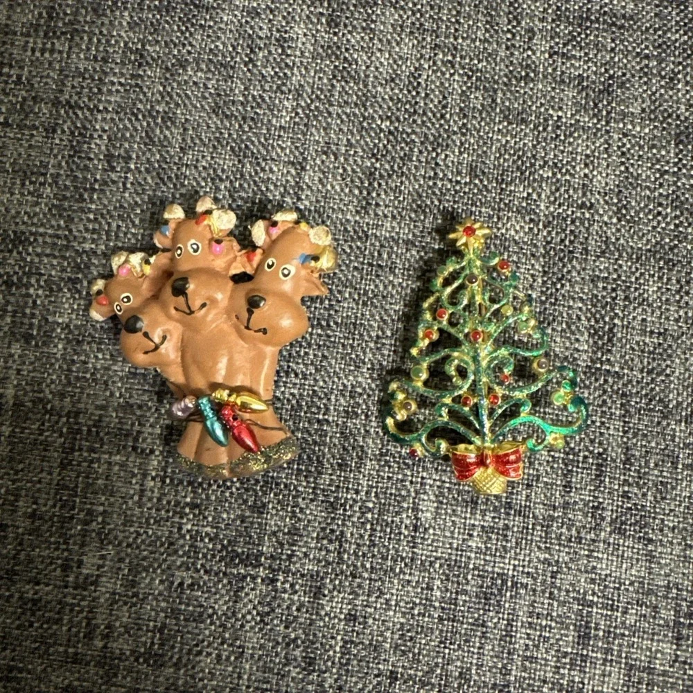 Christmas Brooches Pin Set 2 Pins / Christmas Tree & Reindeer‎